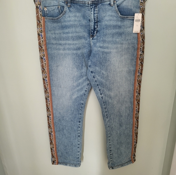 Anthropologie Pilcro Plus Light Wash Camo Side Stripe Slim Boyfriend Jeans 32 - Picture 3 of 10